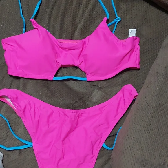 Bikini - Picture 7 of 7